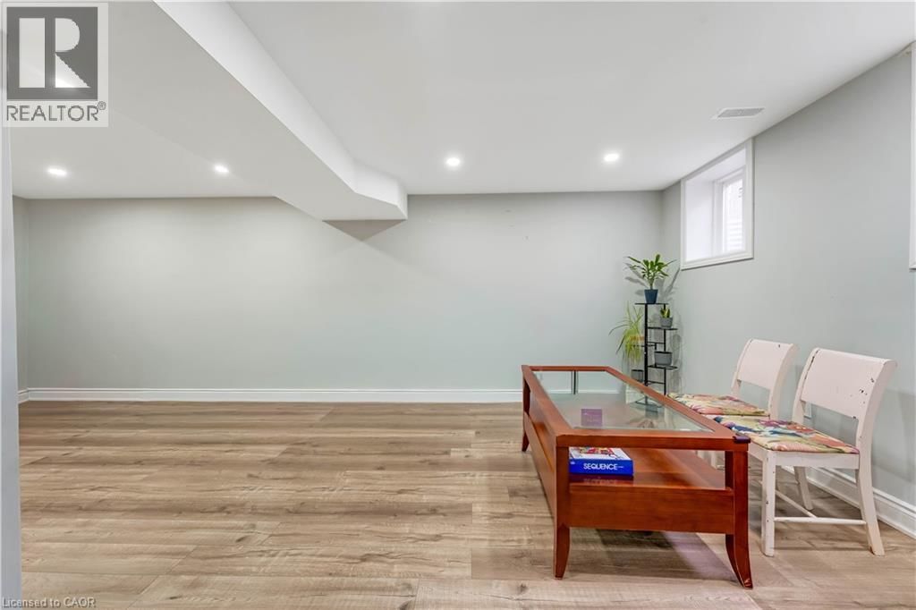 72 ST JEROME CRESCENT Image 24