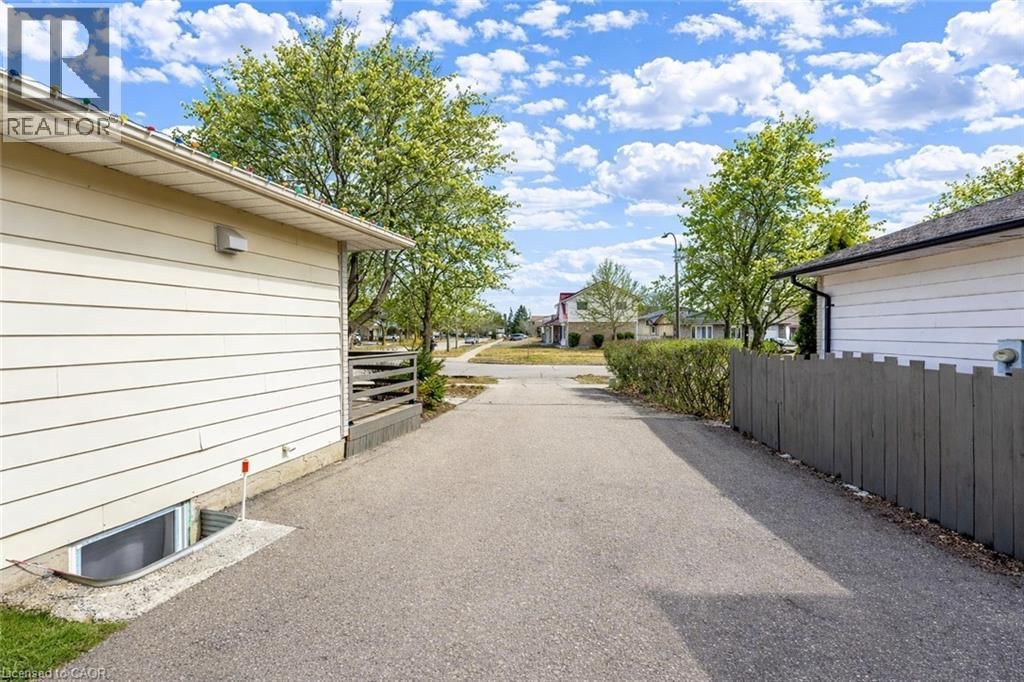 72 ST JEROME CRESCENT Image 43