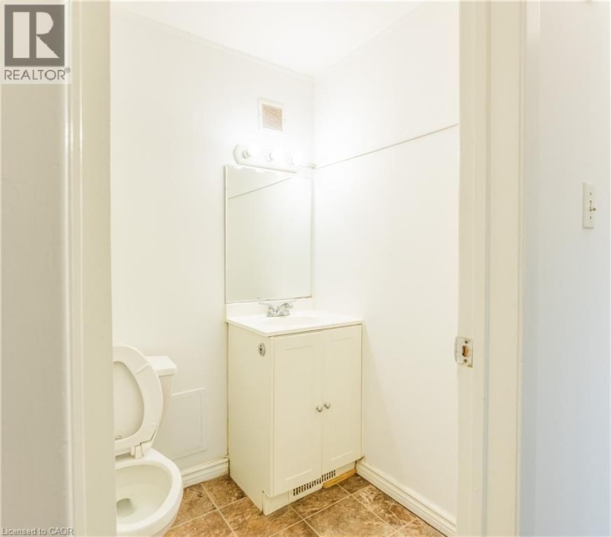 102 - 121 UNIVERSITY AVENUE EAST Image 11