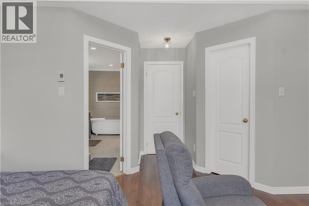 74 LAURENDALE AVENUE Image 16