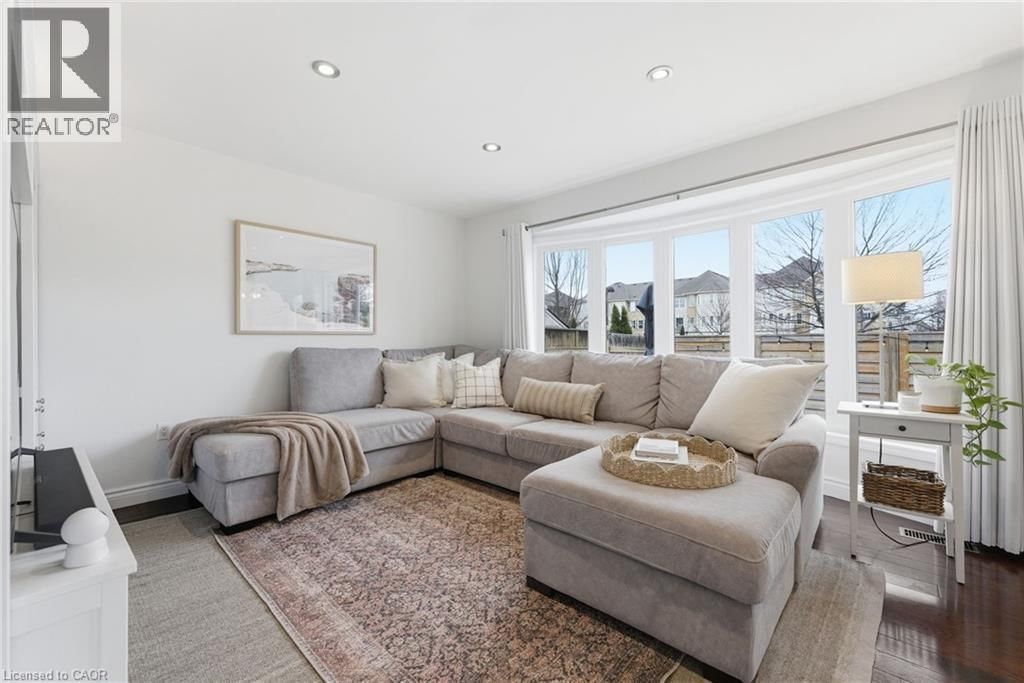 910 VICKERMAN WAY Image 12