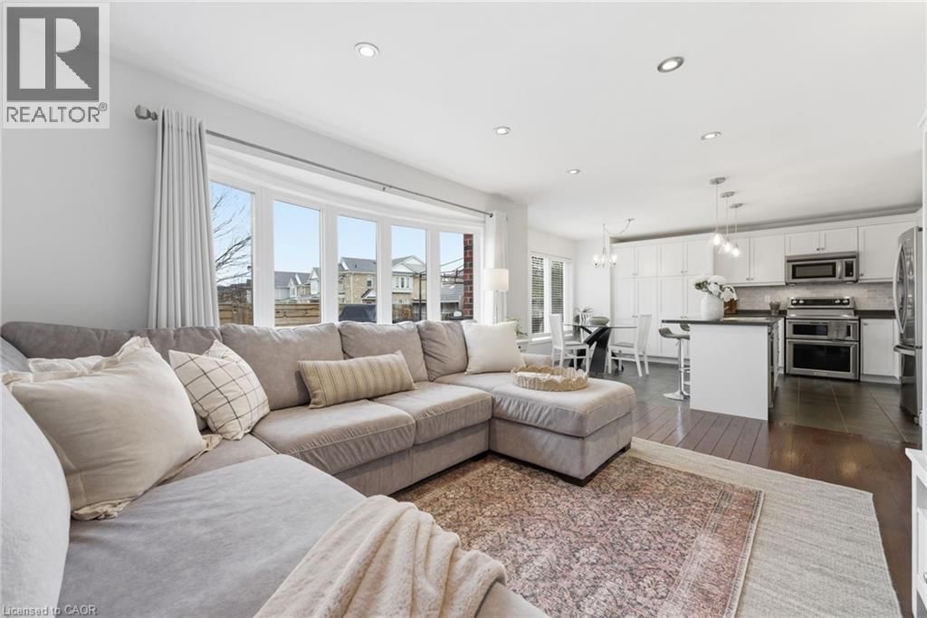 910 VICKERMAN WAY Image 13