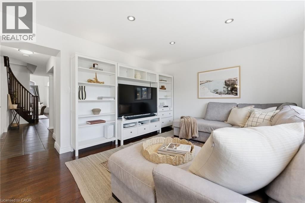 910 VICKERMAN WAY Image 14