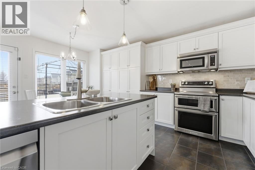 910 VICKERMAN WAY Image 17