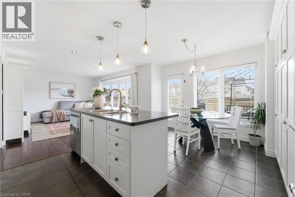 910 VICKERMAN WAY Image 19