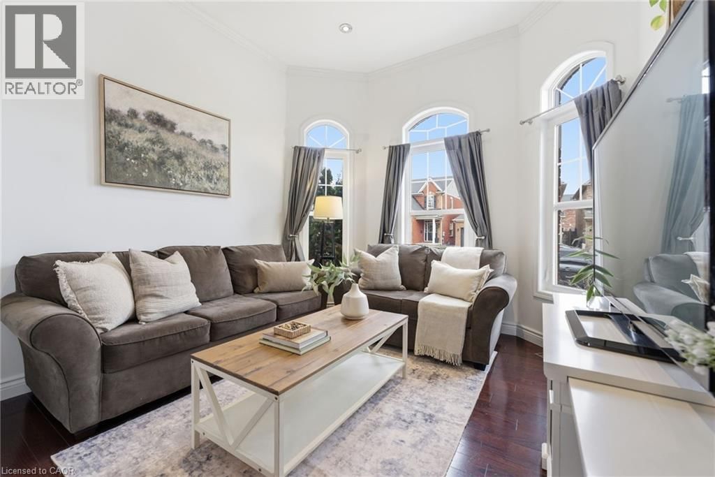 910 VICKERMAN WAY Image 6