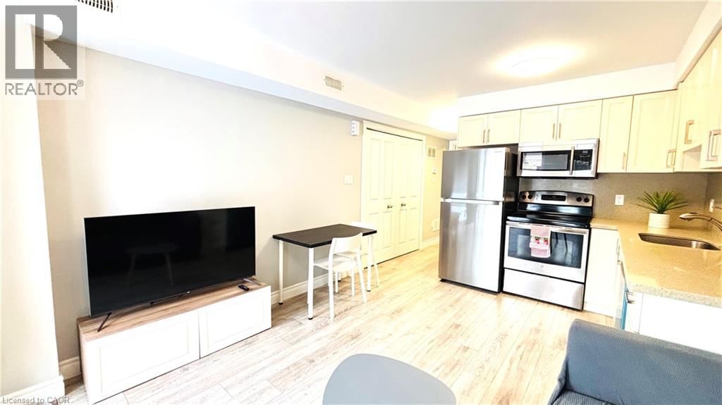 6 - 122 COURTLAND AVENUE EAST Image 8