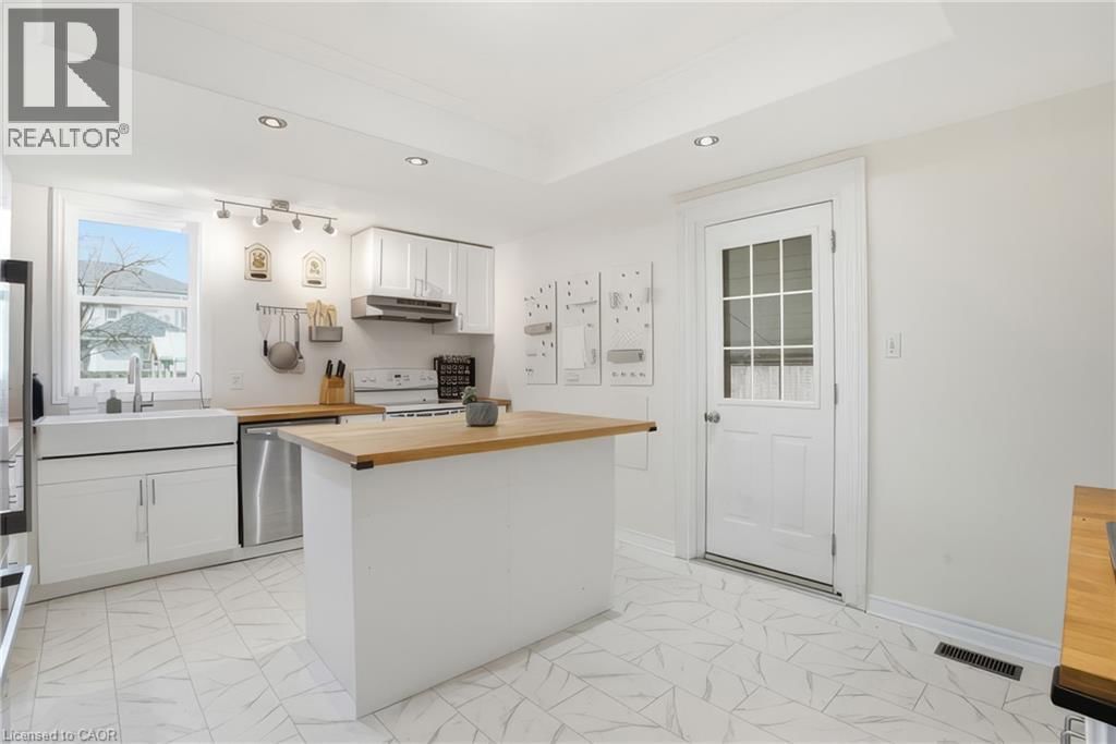 82 BOND STREET Image 17