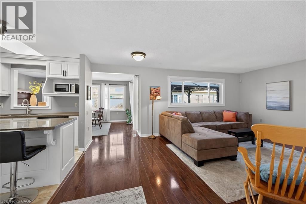 232 SILVERBIRCH BOULEVARD Image 6