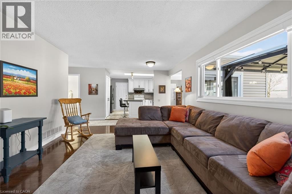 232 SILVERBIRCH BOULEVARD Image 8