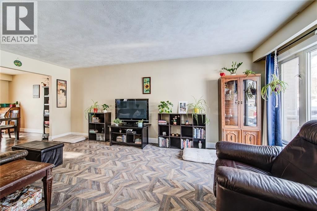 71 SHADELAND CRESCENT Image 5