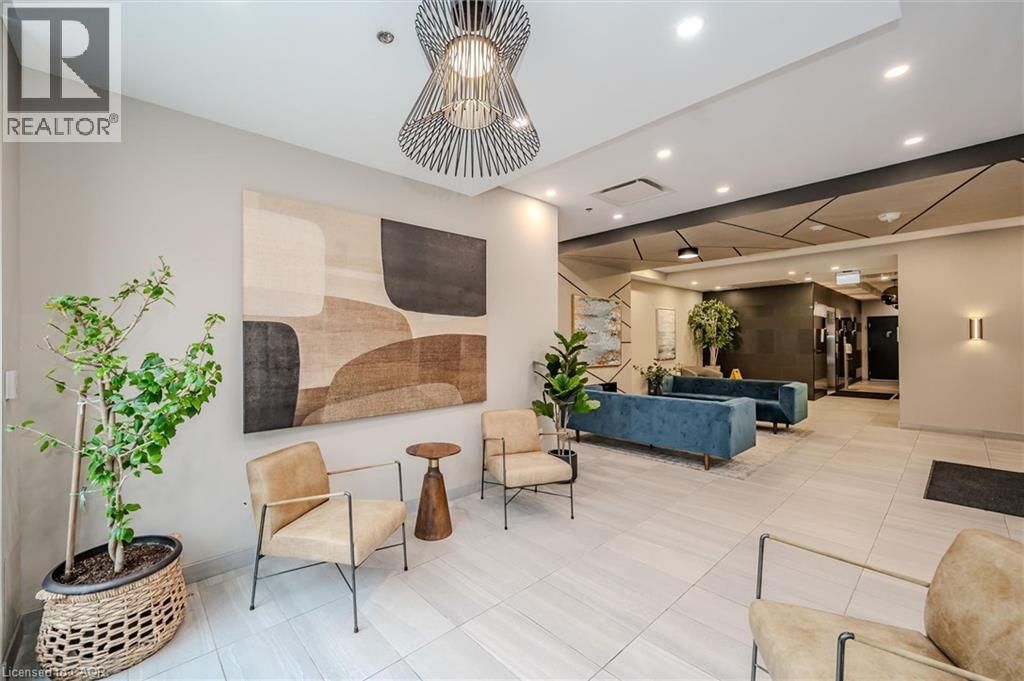 1902 - 60 CHARLES STREET WEST Image 3