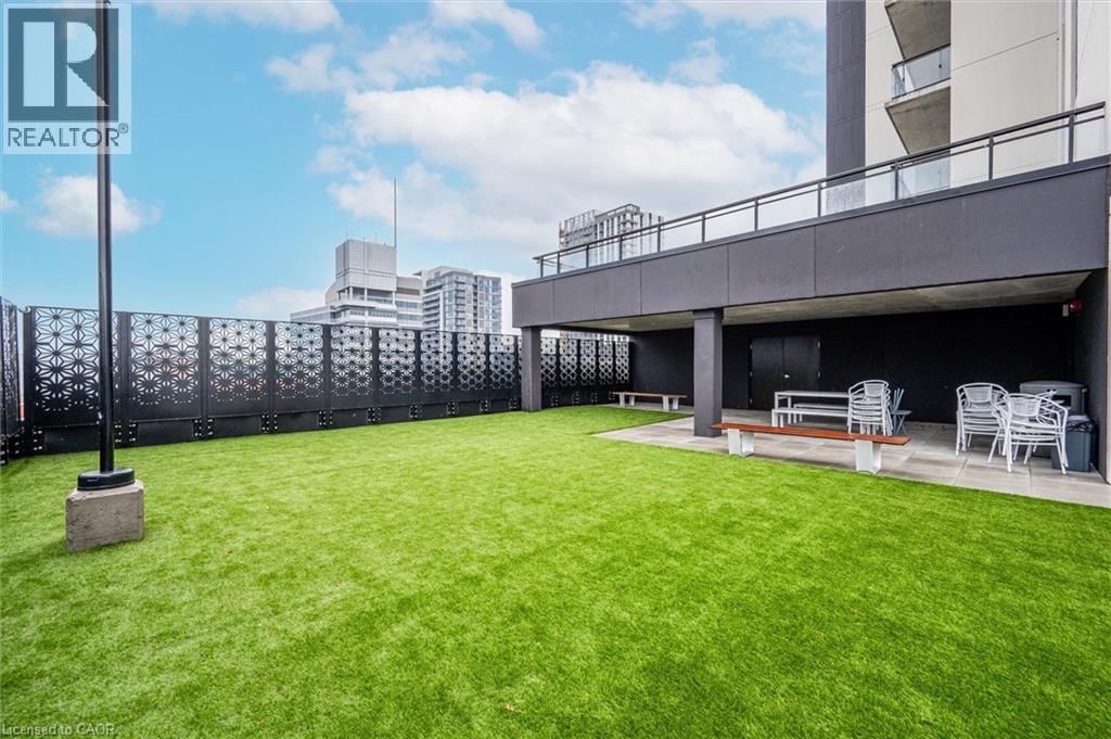 1902 - 60 CHARLES STREET WEST Image 33