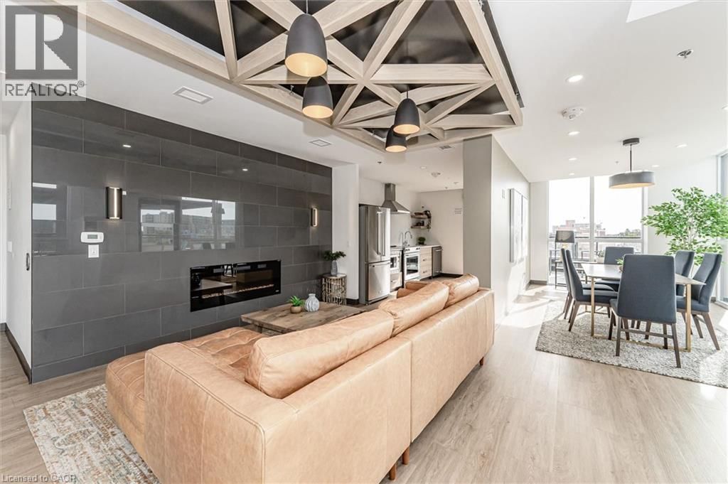 1902 - 60 CHARLES STREET WEST Image 36