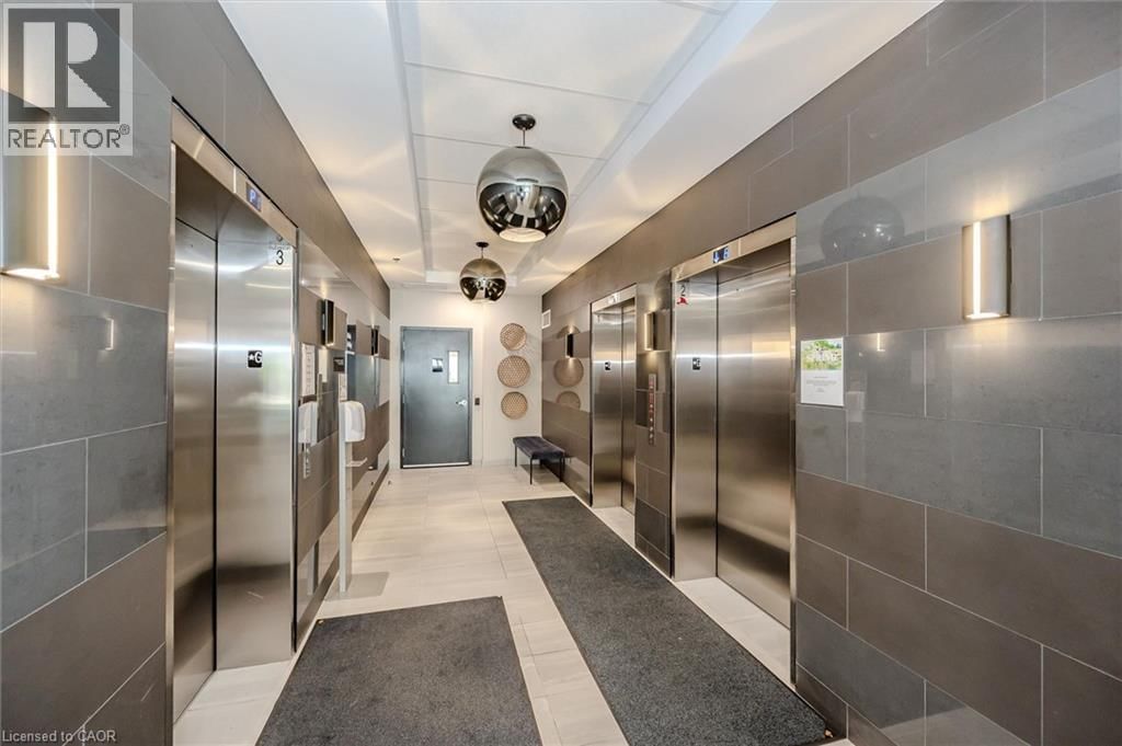 1902 - 60 CHARLES STREET WEST Image 6