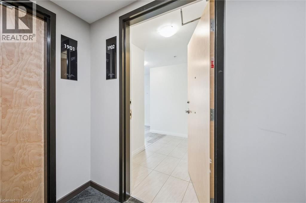 1902 - 60 CHARLES STREET WEST Image 7