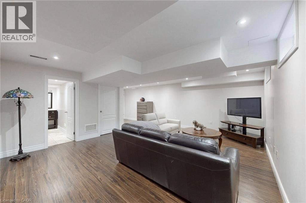 34 FOREST VALLEY CRESCENT Image 38