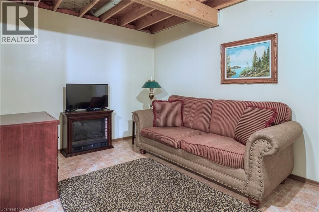 108 QUEENSWAY DRIVE Image 44