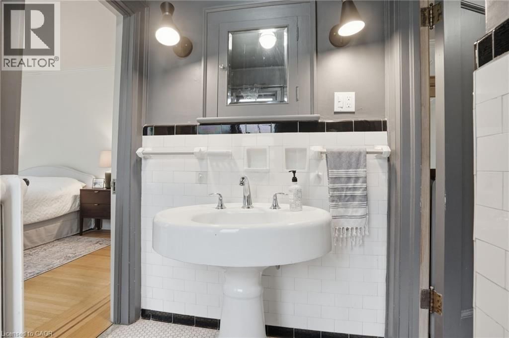 18 INGLEWOOD DRIVE Image 25