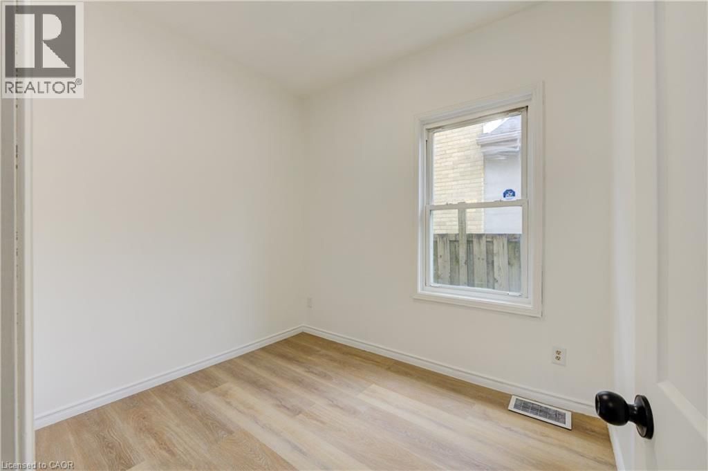 524 SIMCOE STREET Image 22