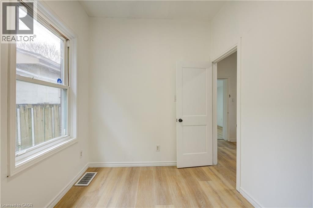 524 SIMCOE STREET Image 23