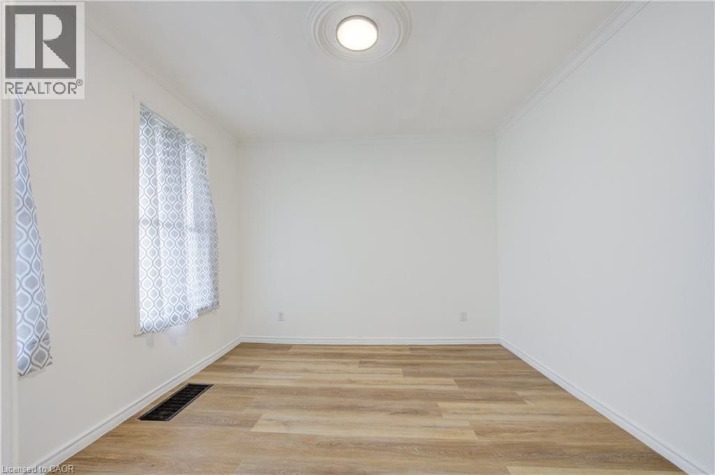 524 SIMCOE STREET Image 32