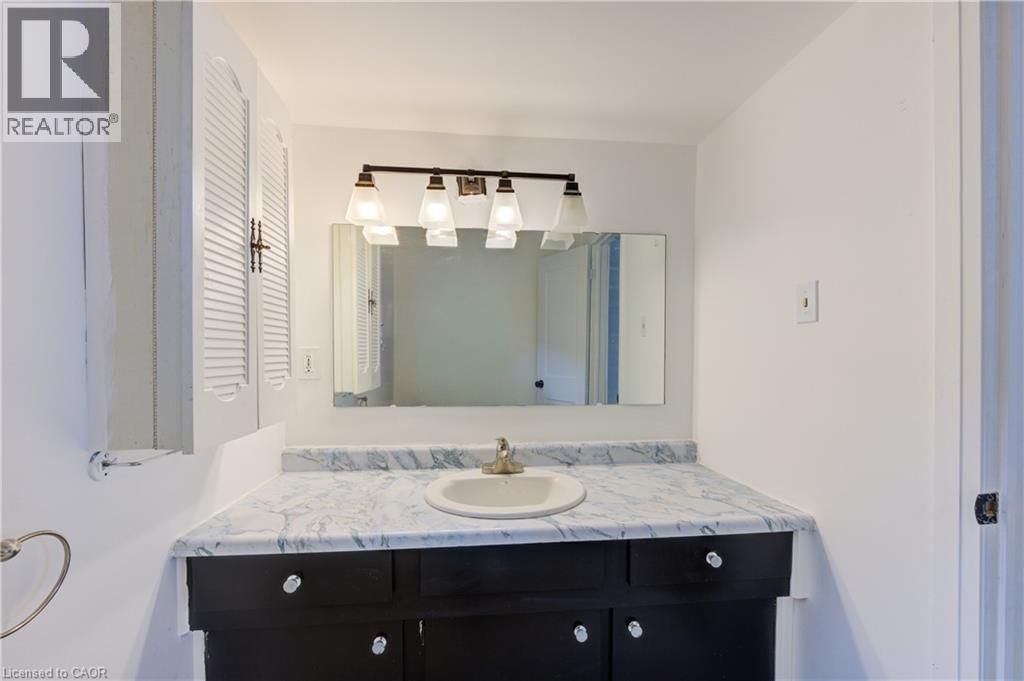 524 SIMCOE STREET Image 35