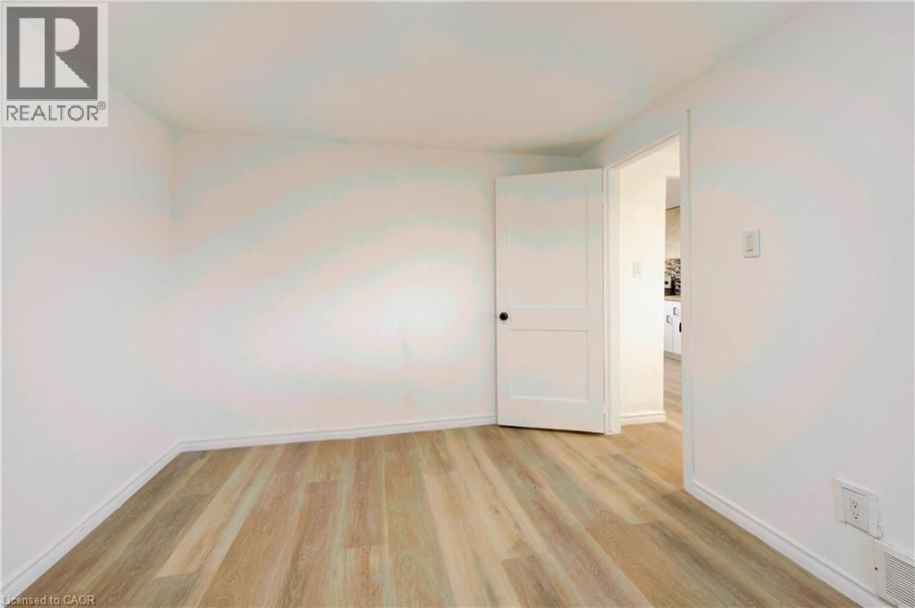 524 SIMCOE STREET Image 10