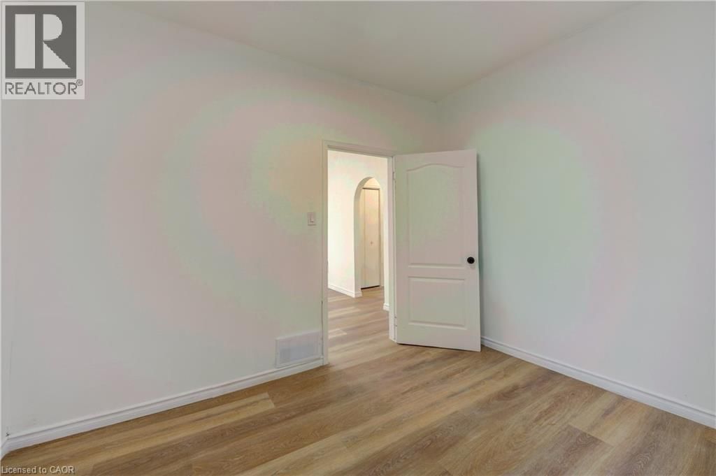 524 SIMCOE STREET Image 32