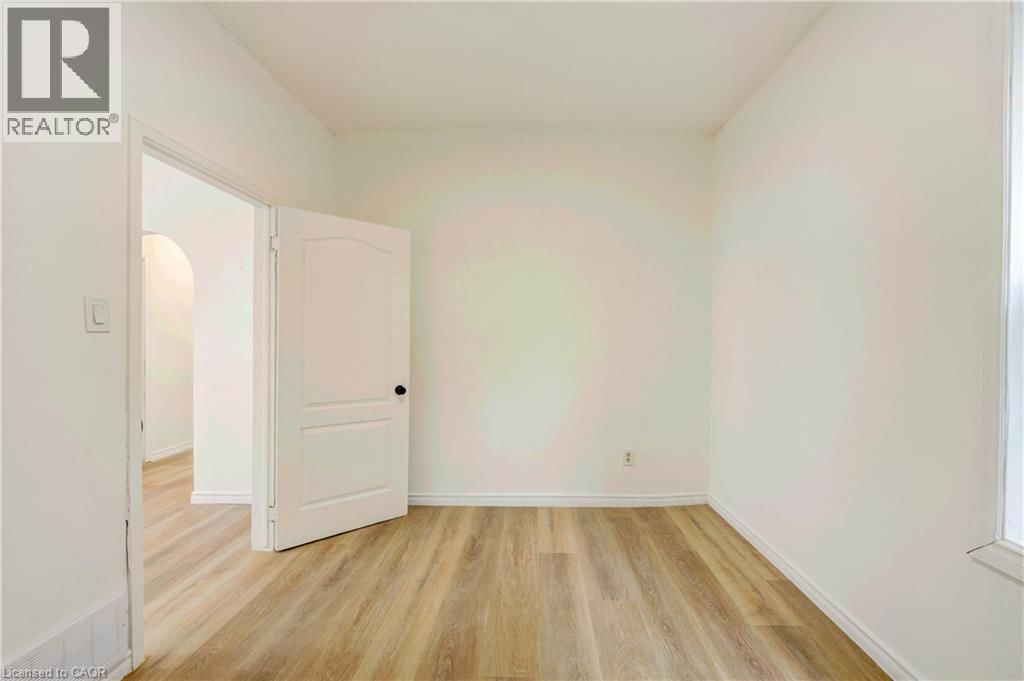 524 SIMCOE STREET Image 33