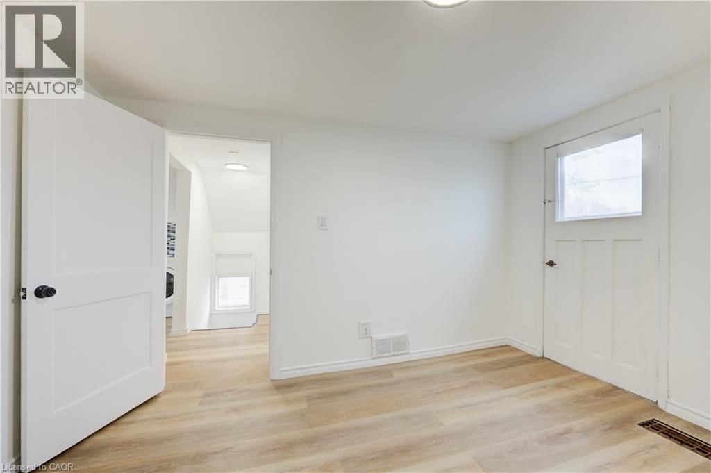 524 SIMCOE STREET Image 9