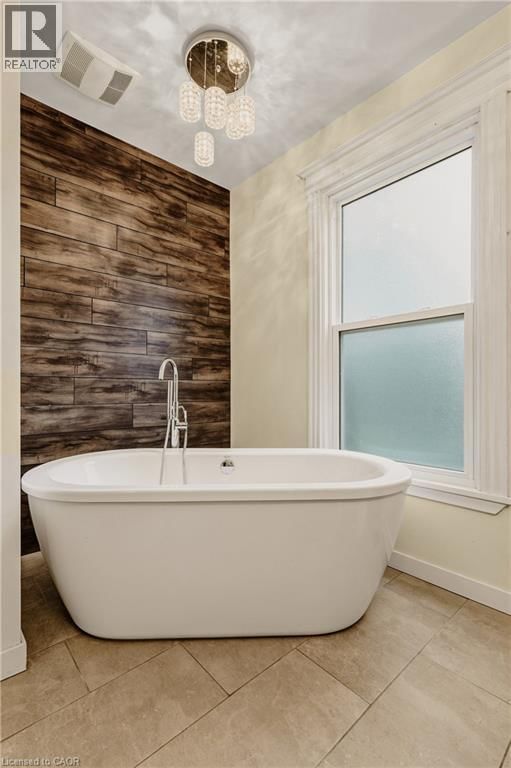 104 BARNESDALE AVENUE NORTH Image 21