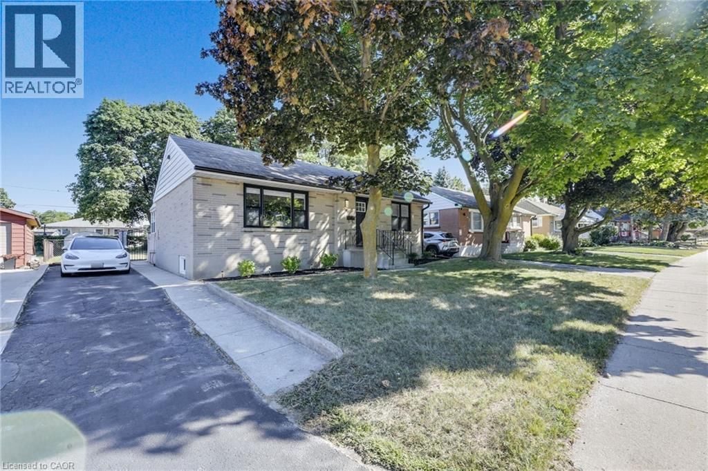 18 TWEEDSMUIR AVENUE Image 2