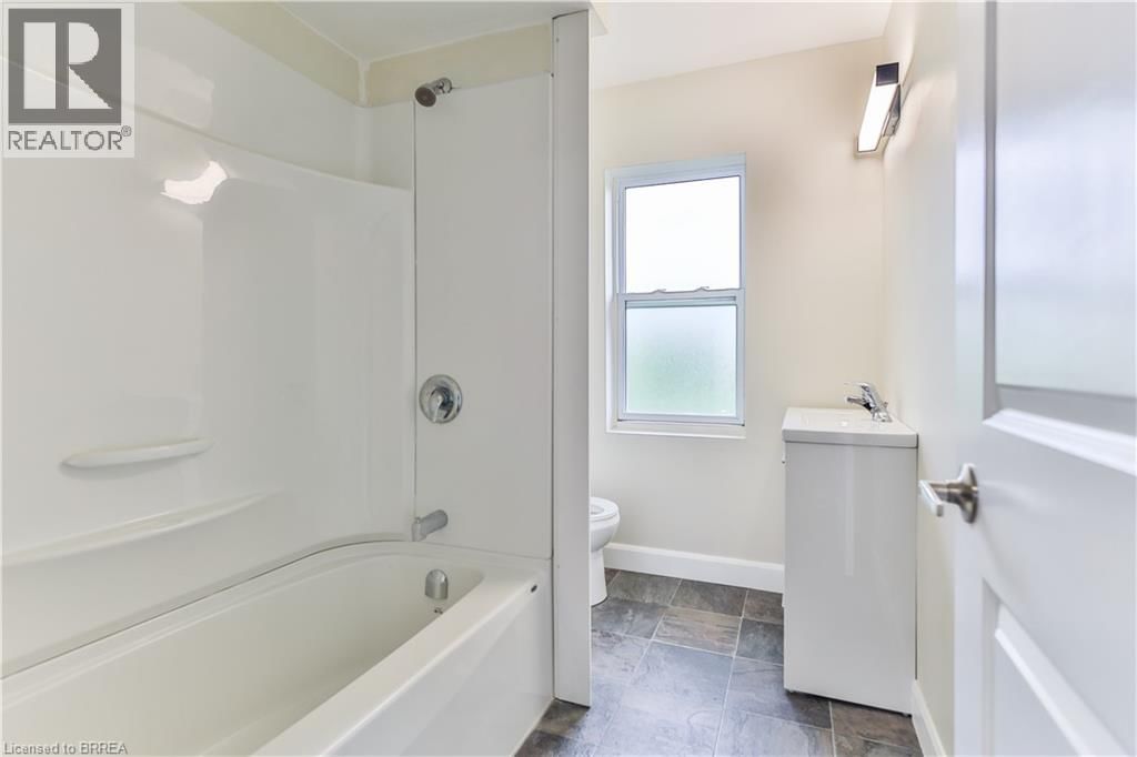 B - 321 DALHOUSIE STREET Image 10