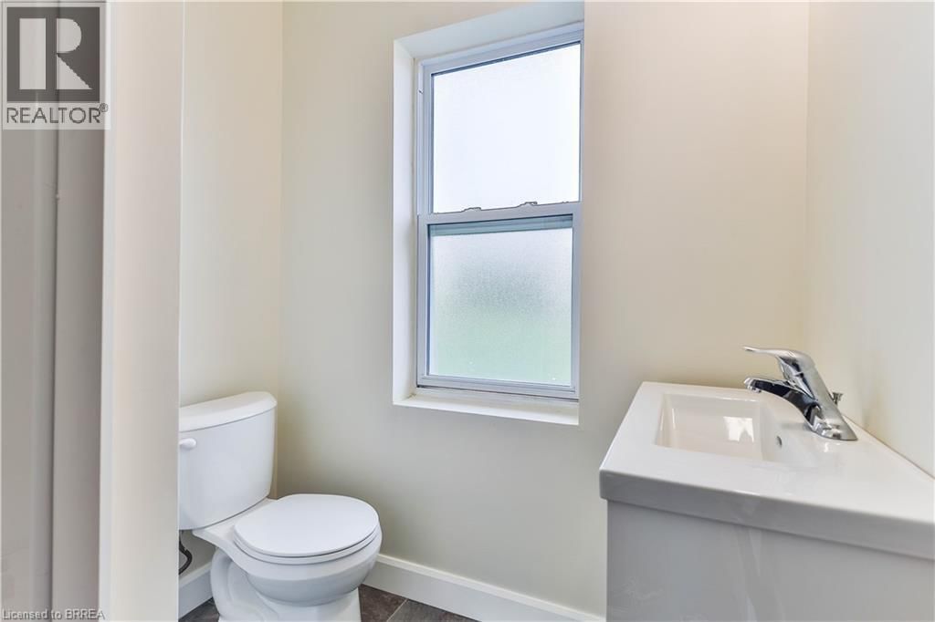 B - 321 DALHOUSIE STREET Image 11