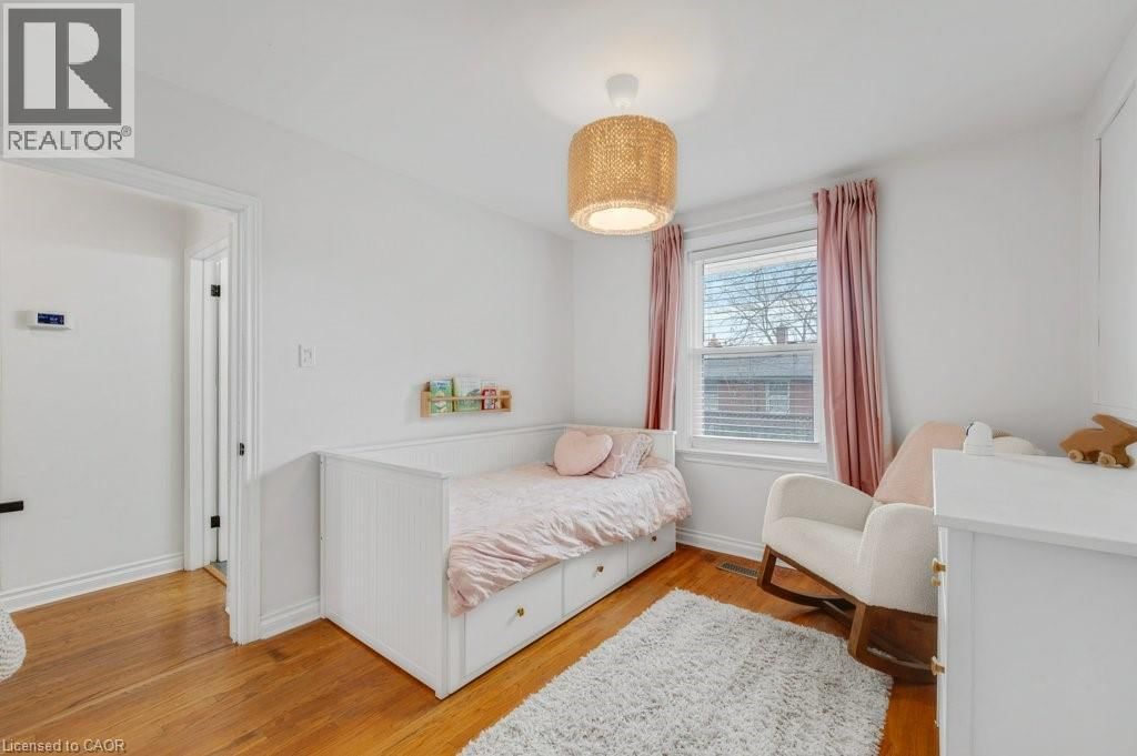 602 STEPHENS CRESCENT Image 16