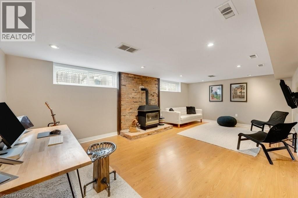 602 STEPHENS CRESCENT Image 18