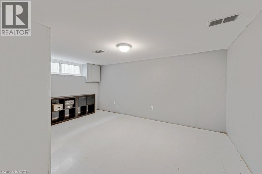 602 STEPHENS CRESCENT Image 23