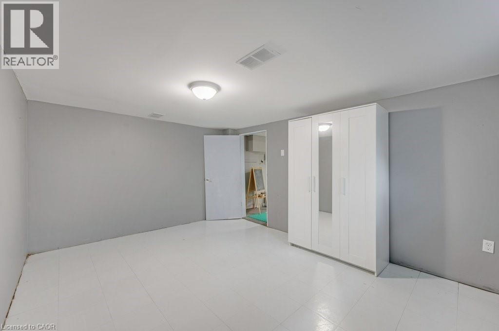 602 STEPHENS CRESCENT Image 24