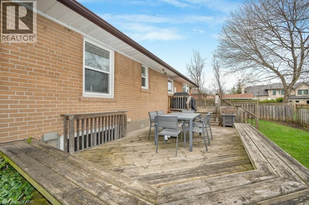 602 STEPHENS CRESCENT Image 30