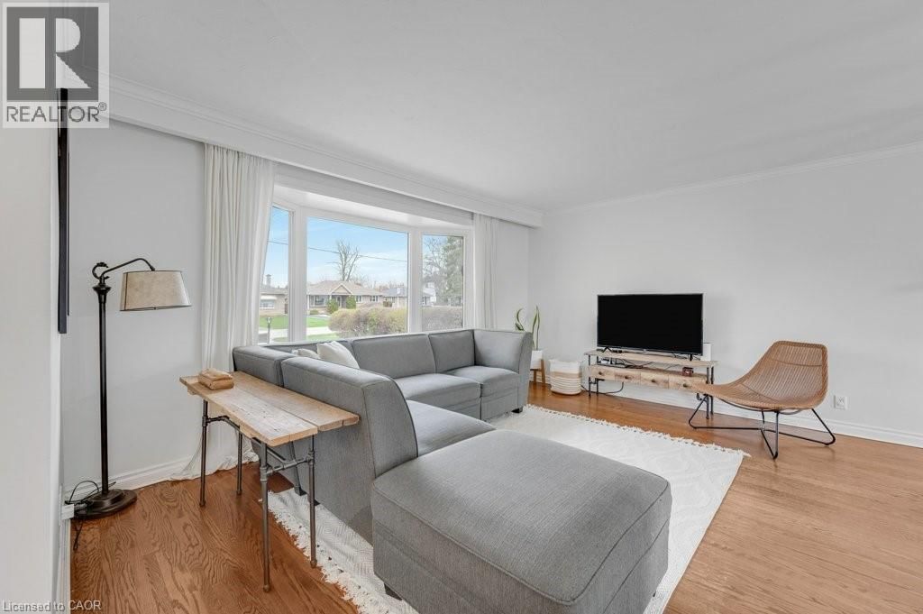 602 STEPHENS CRESCENT Image 4