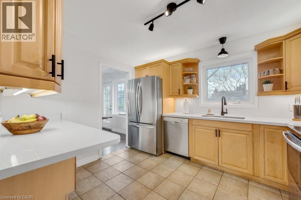 602 STEPHENS CRESCENT Image 9