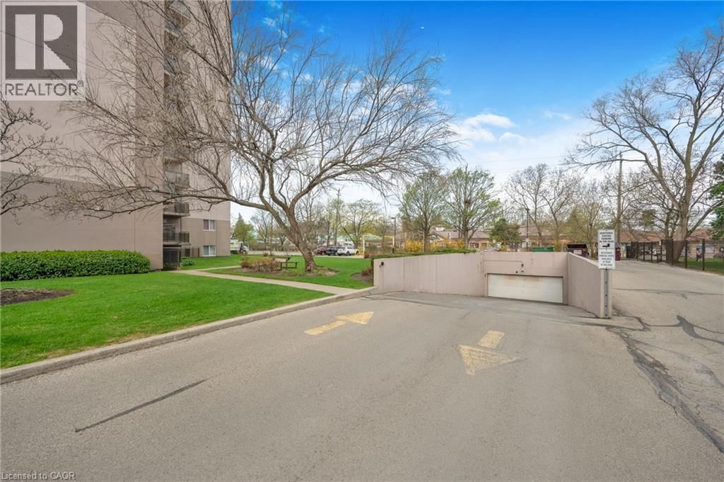 1501 - 975 WARWICK COURT Image 3