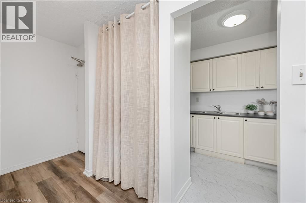 1501 - 975 WARWICK COURT Image 7