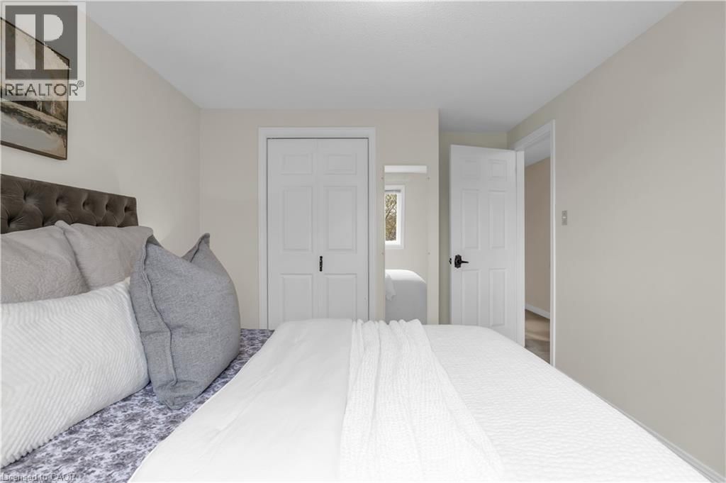 318 BURNETT AVENUE Image 25