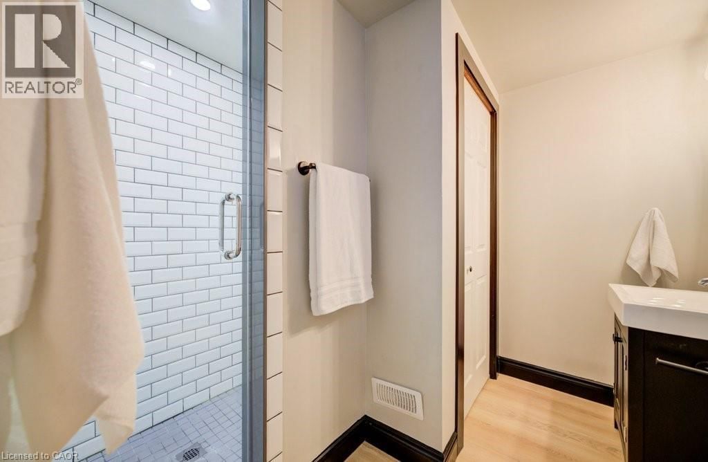 8 SPRING STREET EAST Image 44