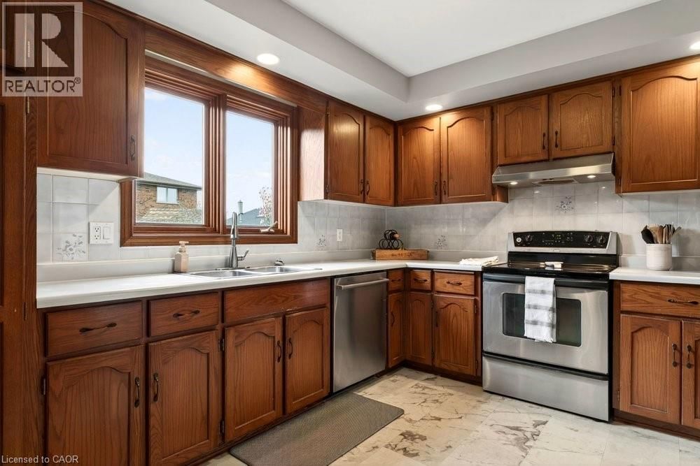 8 WYVIS COURT Image 11