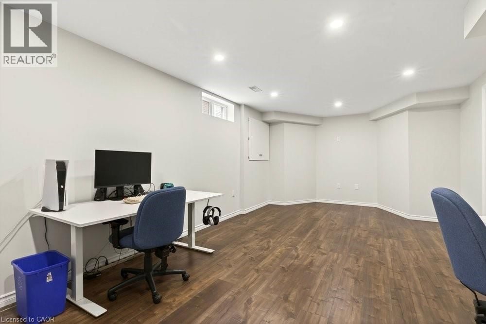 8 WYVIS COURT Image 39