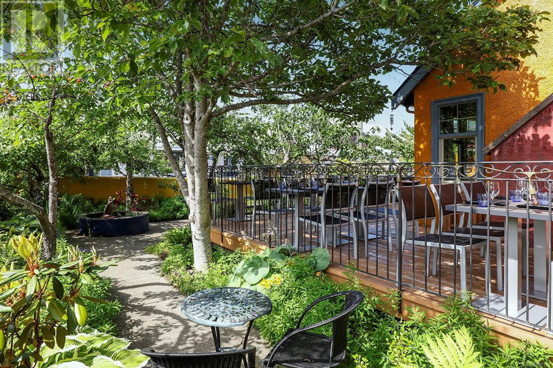 Image #1 of Restaurant for Sale at 536 6th St, Courtenay, British Columbia