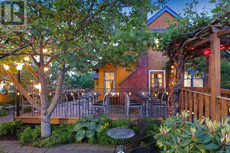 Image #1 of Restaurant for Sale at 536 6th St, Courtenay, British Columbia